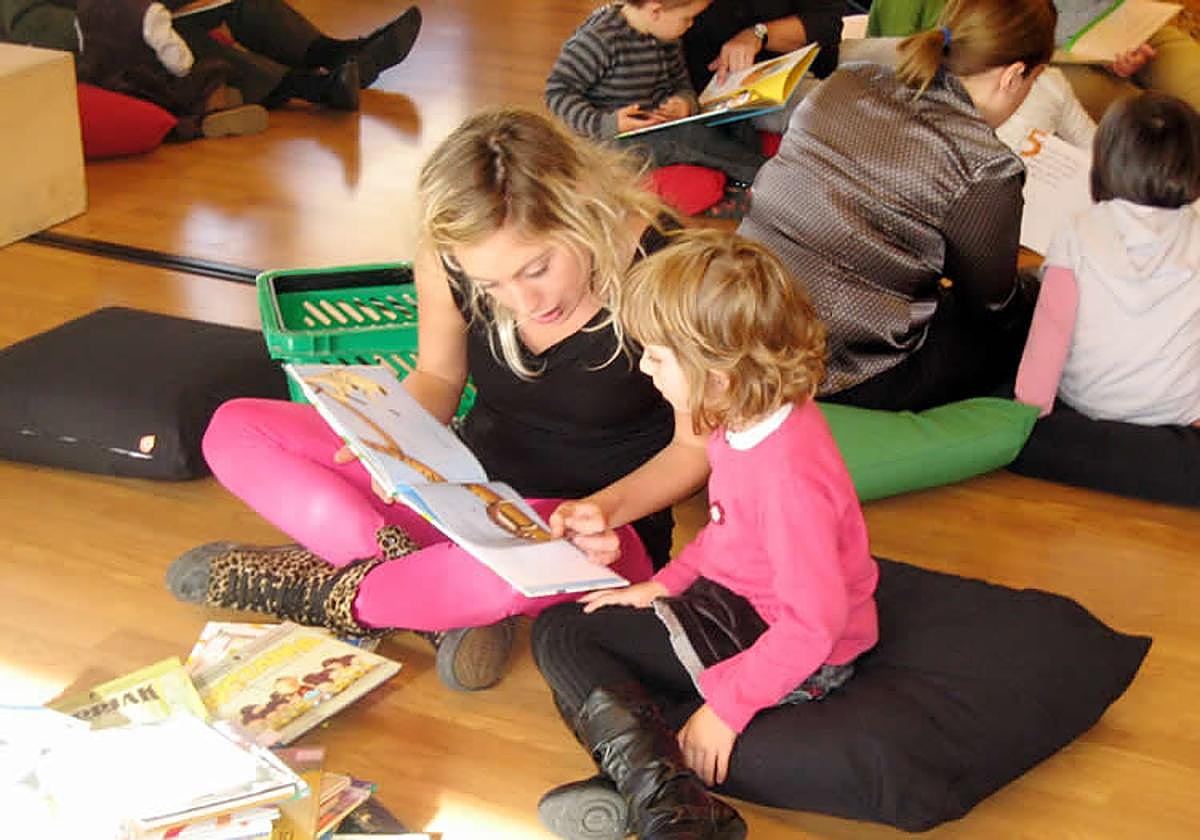 La biblioteca municipal trata de fomentar la lectura entre población de todas las edades.