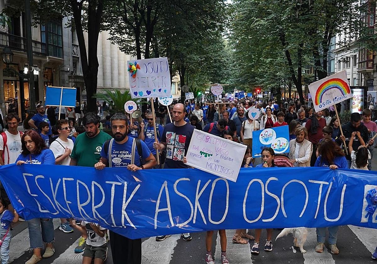 La comunidad escolar de Osotu se manifestó este jueves en Bilbao para protestar contra la decisión de Educación de no concertar el centro.