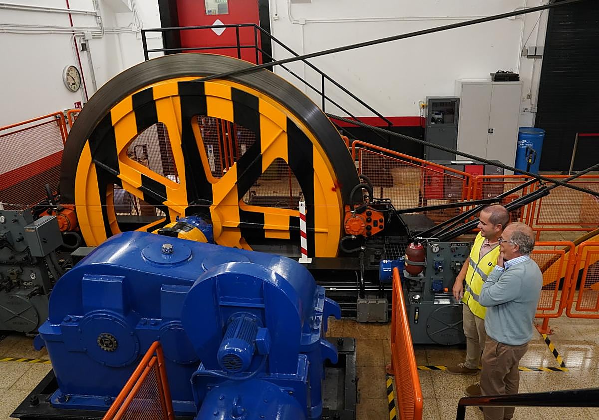 Imagen principal - Responsables del Funicular de Artxanda explican su funcionamiento.