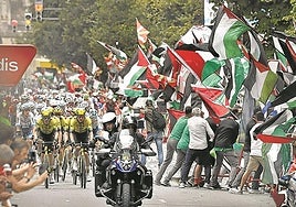 El personal de la Vuelta y agentes de la Ertzaintza mantienen barreras mientras manifestantes propalestinos se manifiestan durante la undécima etapa de la Vuelta a España en Bilbao.
