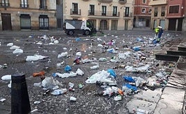 Imagen de los restos de un botellón en Durango en el casco viejo