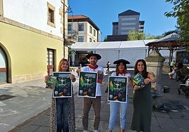 La representante de la Comisión de Fiestas, June Sánchez, junto al pregonero, la txupinera y la concejala de fiestas Amets Iturbe.