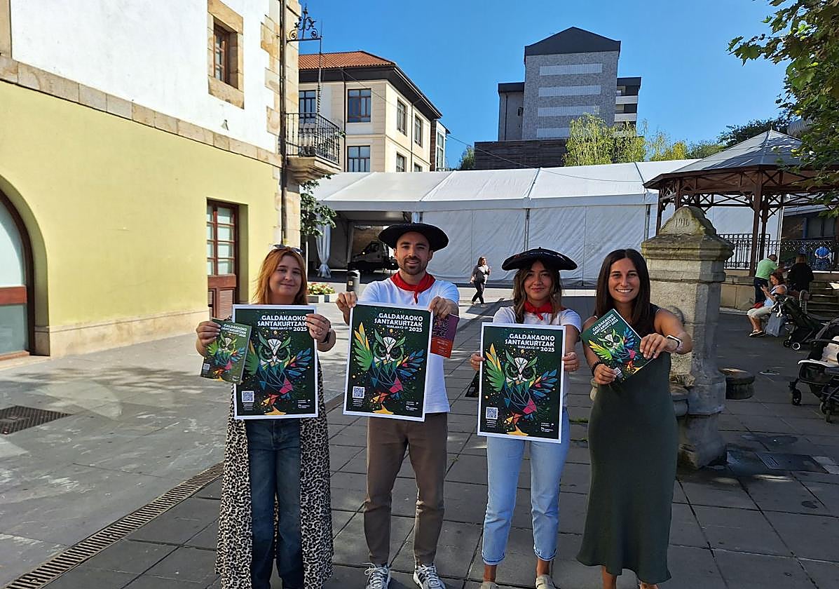 La representante de la Comisión de Fiestas, June Sánchez, junto al pregonero, la txupinera y la concejala de fiestas Amets Iturbe.