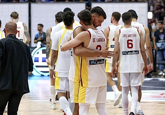 El prometedor Sergio de Larrea se abraza a Willy Hernangómez tras consumarse el fracaso de España con la derrota ante Grecia.