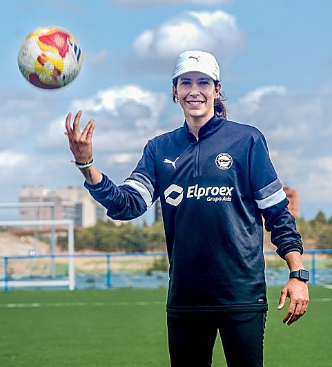Andrea Esteban lanza un balón al aire en uno de los campos de Ibaia.