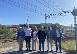 La concejala, Alicia Hernández; el primer teniente de alcaldesa de Amorebieta, Anartz Gandiaga; la consejera de Movilidad Sostenible, Susana García Chueca; el director de obra de ETS, Fernando Puente; el viceconsejero, Miguel Ángel Páez y el director general de ETS, Antonio López.