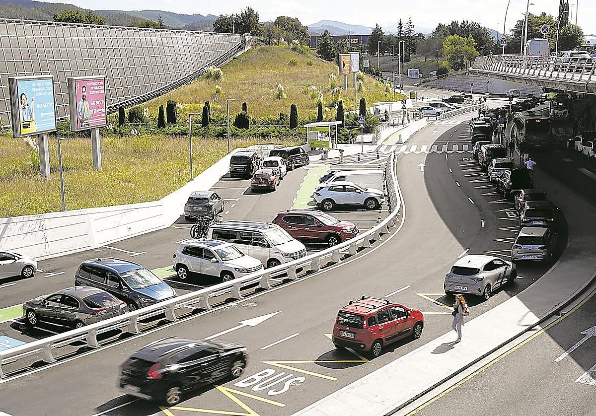 La zona de llegadas de Loiu, ya con un único carril y otro para autobuses.