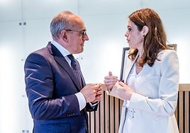 El diputado general de Álava, Ramiro González, departe con la alcaldesa, Maider Etxebarria.