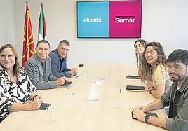 La delegación de Bildu, liderada por Otegi, en la reunión con la de Sumar.