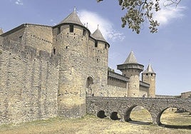 Lienzo de muralla de la Cité de Carcasona, como sacada de una ovela de caballerías.