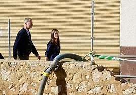 El Rey y la Reina en su visita a Chiva.