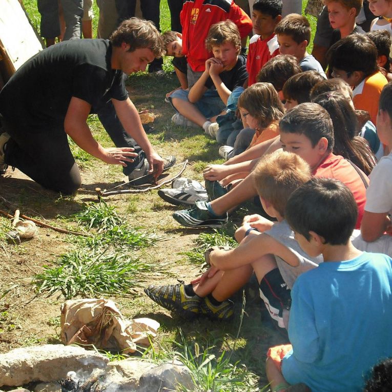 En Ekain aprenderán técnicas de supervivencia usadas en la Prehistoria cómo hacer fuego, cazar, pintar... supervisados por monitores.