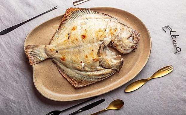 El rodaballo entero a la parrilla se le ocurrió a Pedro en 1967.