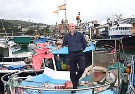 Aitor Arregi, responsable de Elkano e intérprete de la riqueza marina y vegetal de ese universo singular que es Getaria, a bordo de un pesquero en el puerto guipuzcoano.