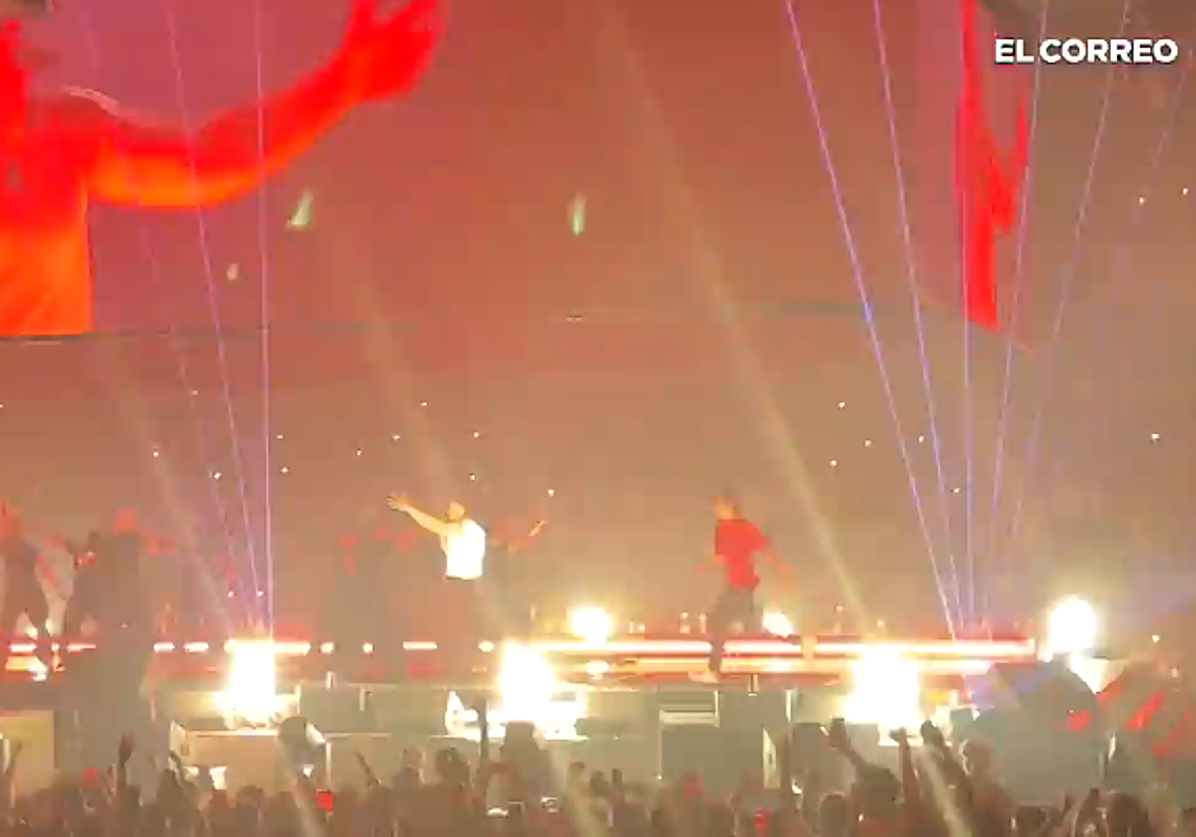 Un espontáneo se sube al escenario en plena actuación de Quevedo en el BEC
