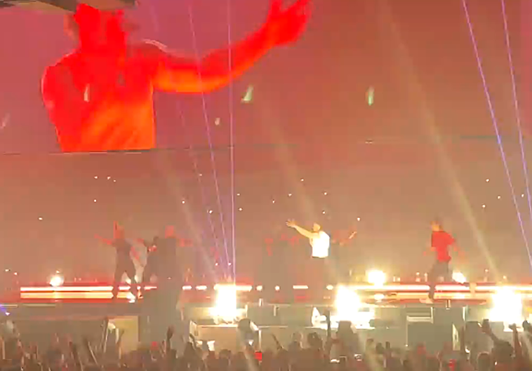 Un espontáneo se sube al escenario en plena actuación de Quevedo en el BEC