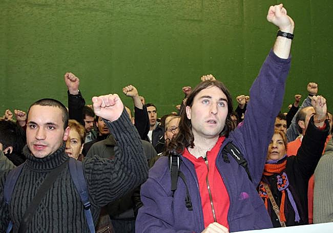 Ibon Meñika (a la derecha), en la concentración del frontón de la Esperanza.