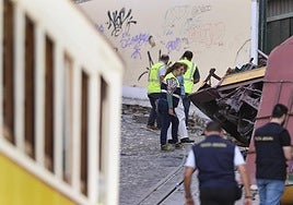 Expertos técnicos evalúan el accidente del funicular de la Gloria en Lisboa.