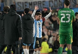 Lágrimas y fuegos artificiales en la emotiva despedida de Messi con la selección en Argentina