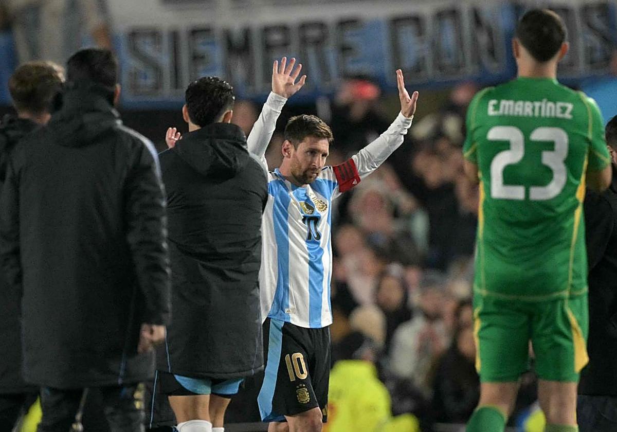 Lágrimas y fuegos artificiales en la emotiva despedida de Messi con la selección en Argentina