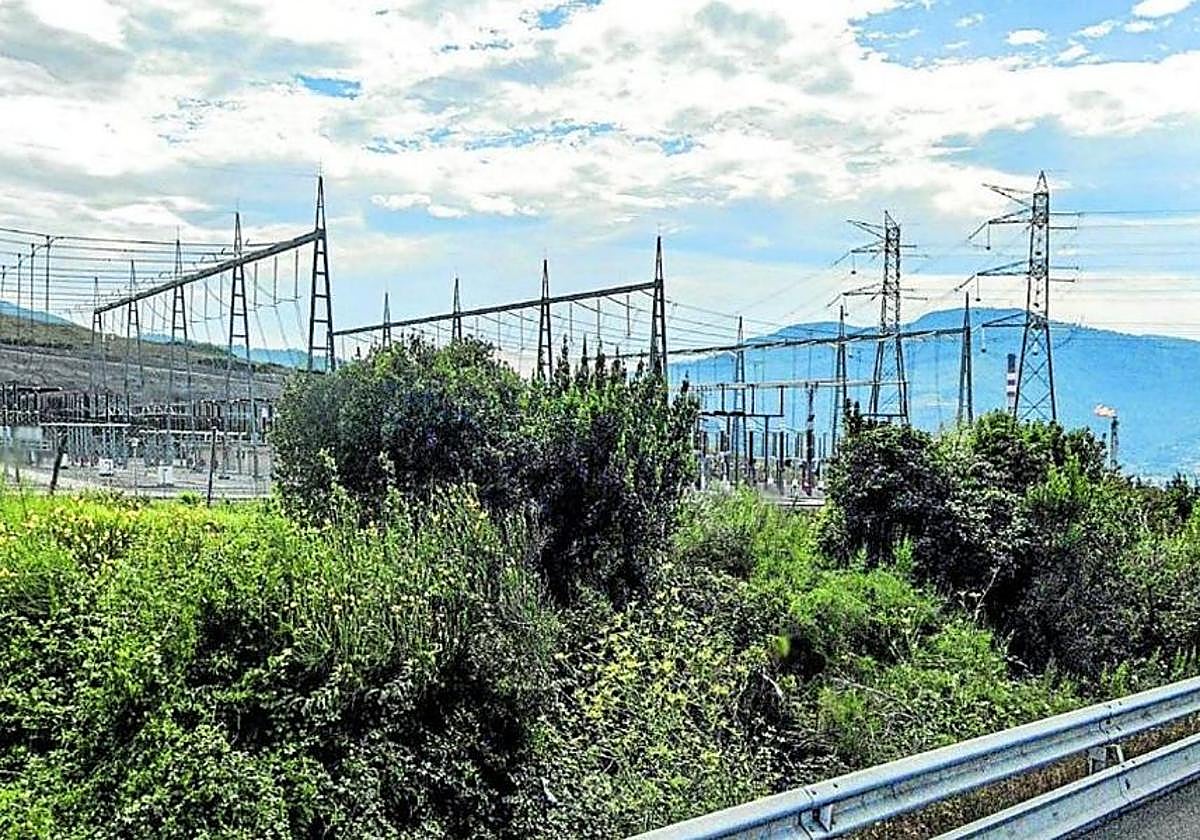 La línea de alta tensión partirá desde la subestación de Abanto, que se ubica junto a la A-8 y la refinería de Petronor.