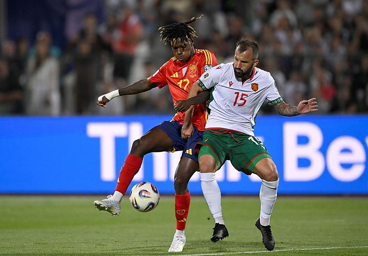 Nico Williams trata de controlar un balón ante la presión de Panayotov.