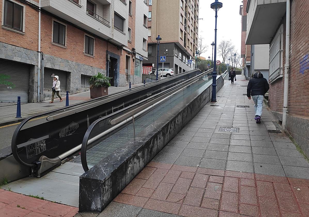 El mal funcionamiento de los accesos mecánicos ha sido una queja constante entre los vecinos.