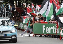 Protesta por la participación del equipo Israel Premier Tech y en apoyo a Palestina