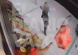 «Estaban desquiciados, se atrincheraron en la tienda y empezaron a tirarse melones»
