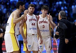 Scariolo da instrucciones a sus jugadores.