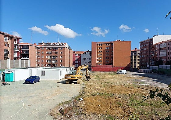 Casetas, maquinaria y operarios se encuentran ya desde hace unos días en el solar para preparar el terreno e iniciar los trabajos.