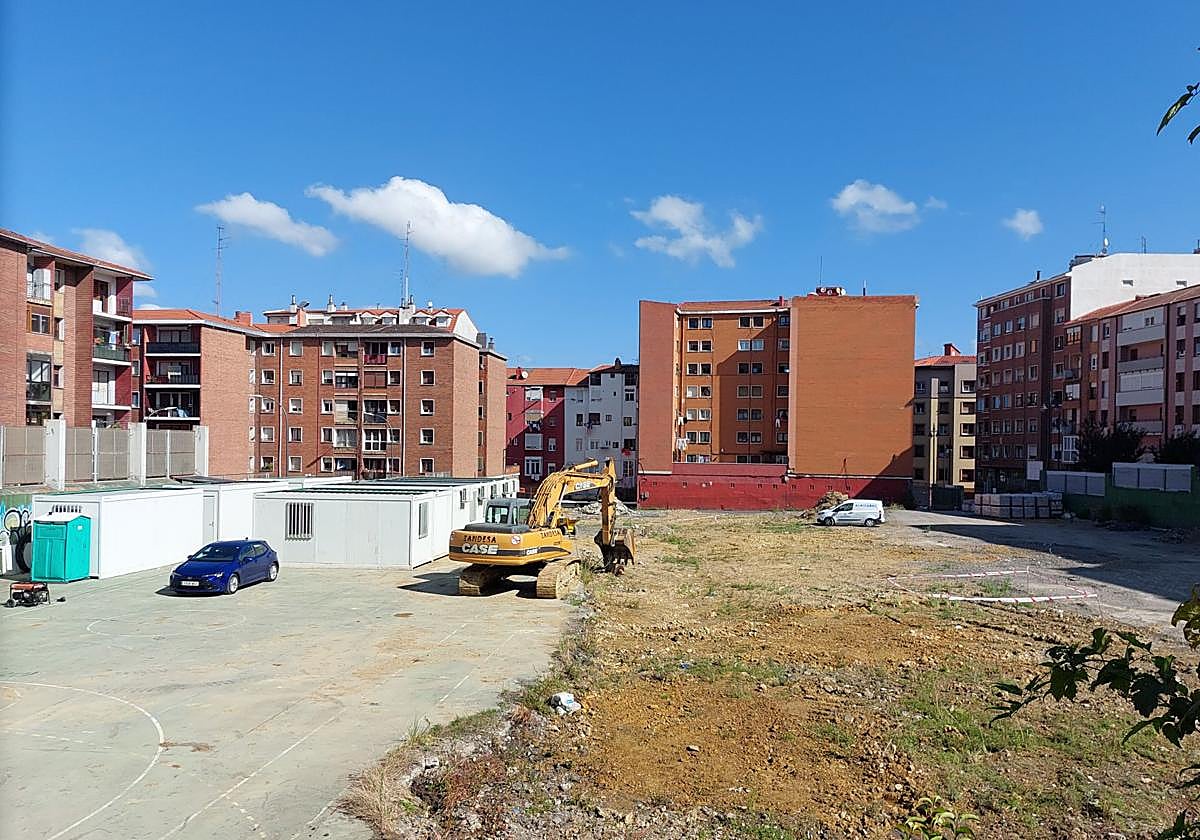 Casetas, maquinaria y operarios se encuentran ya desde hace unos días en el solar para preparar el terreno e iniciar los trabajos.