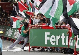 Un miembro de la organización trata de contener a los manifestantes antes de que se cancelase el final.
