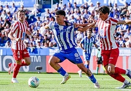 Aleñá se intenta escapar de un Le Normand que le agarra de la camiseta.