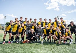 La renovada y joven plantilla del Portugalete tras un partido amistoso.