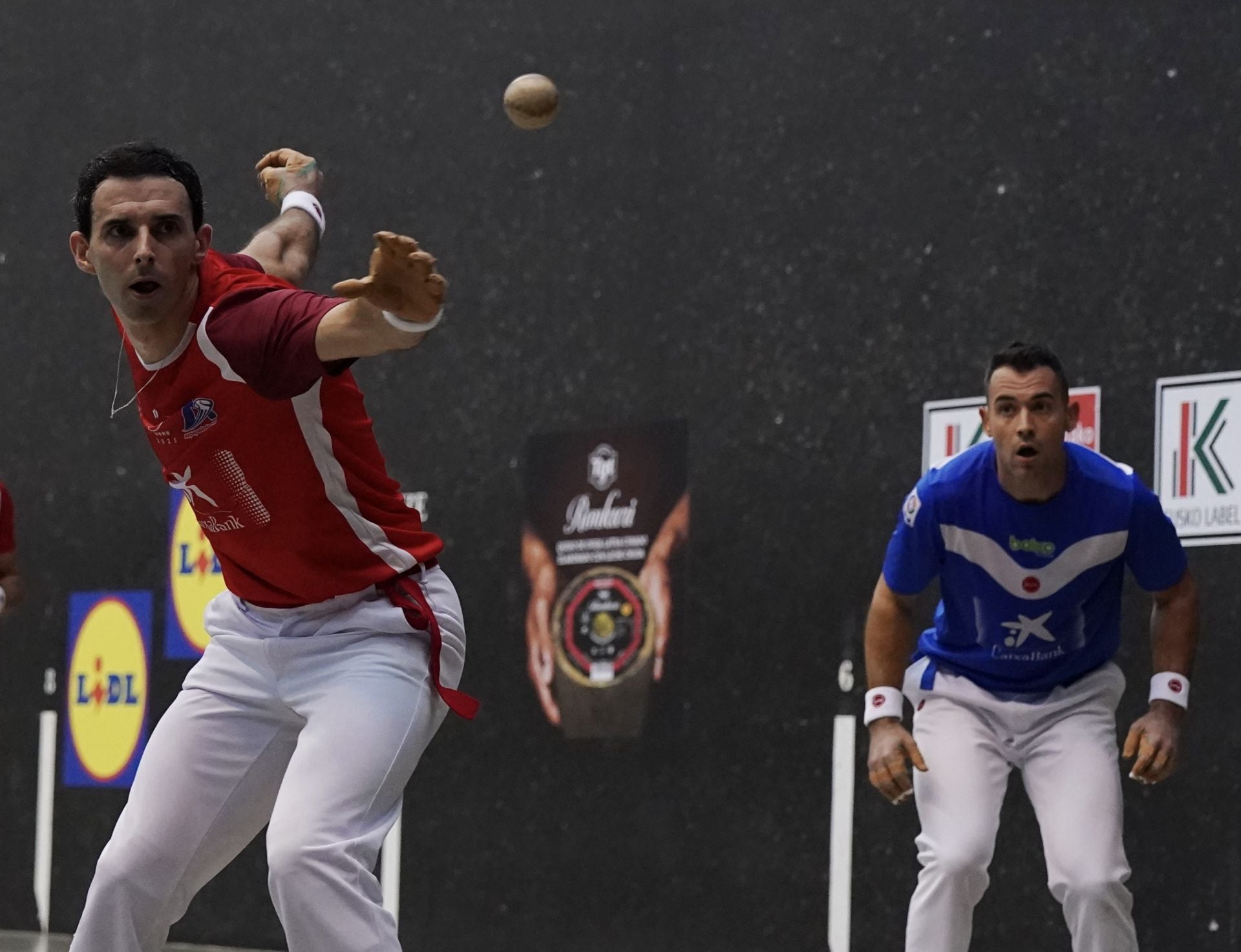 Altuna III se coloca para soltar la derecha ante la mirada de Jaka.