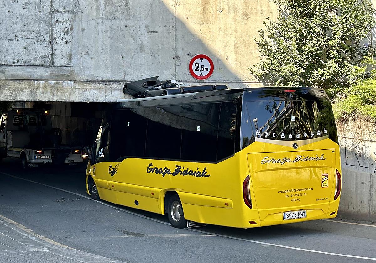 Un autobús se queda encajado en un túnel en Getxo