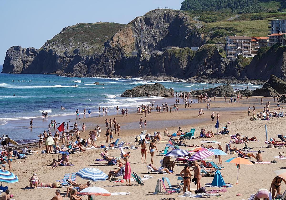La playa de Bakio ha estado este sábado hasta los topes.