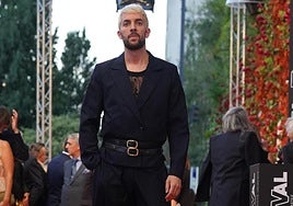 Broncano posa en la alfombra naranja.