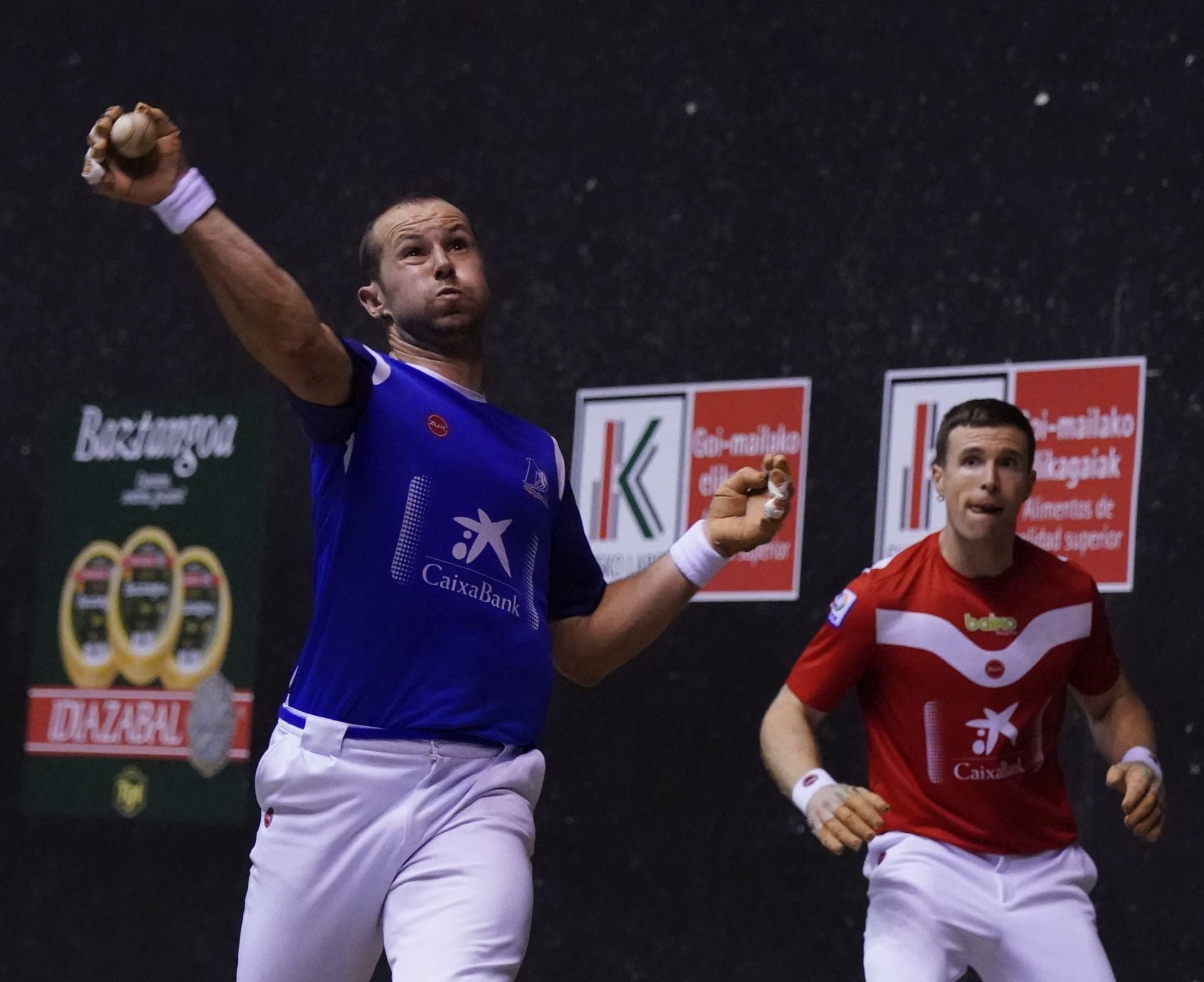 Elordi conecta una volea con la derecha ante la mirada de Artola.