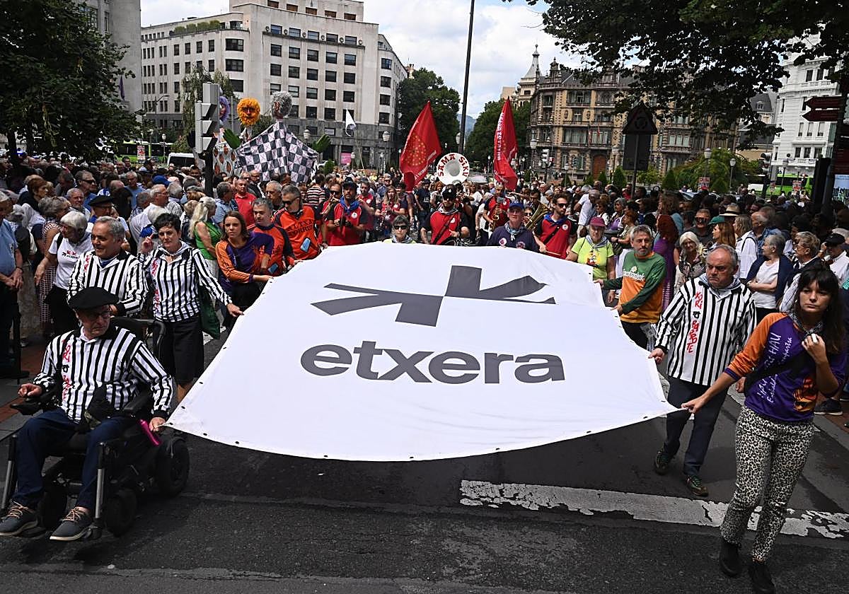 Varias personas durante una manifestación para reivindicar los derechos de los presos de ETA, en la Plaza Elíptica.