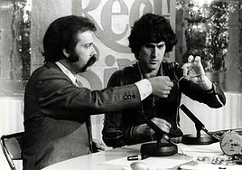 Instante en el que Geller efectúa su truco de la cucharita junto a Íñigo. Lo vieron 20 millones de espectadores.