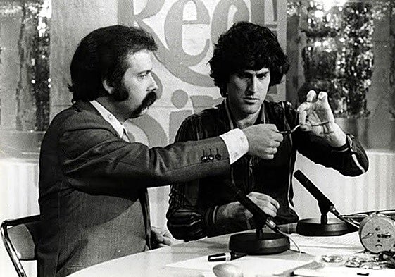 Instante en el que Geller efectúa su truco de la cucharita junto a Íñigo. Lo vieron 20 millones de espectadores.