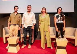 Alejo Sauras, Manuel Sanabria, Eva García Sáenz de Urturi y Bárbara Vayá presentaron la película.