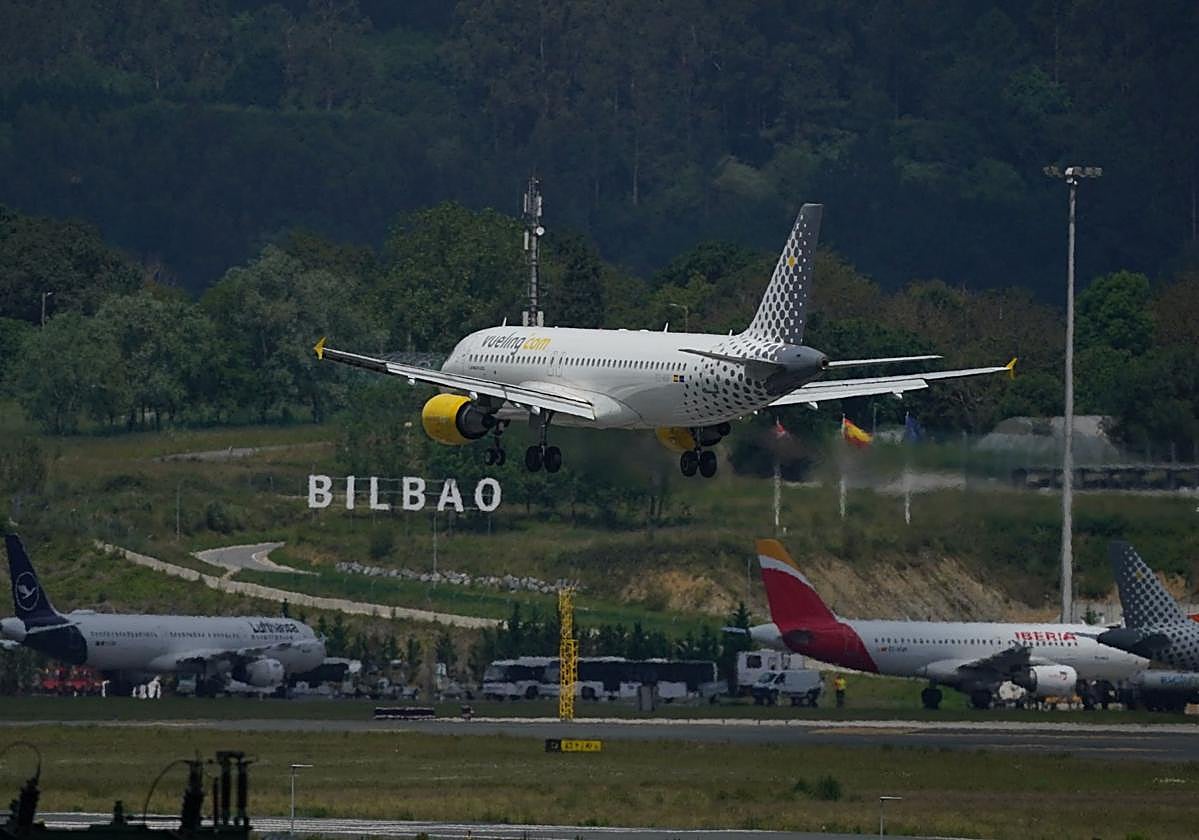 Un avión de Vueling despega de Loiu, en presencia de aparatos de Iberia y Lufhtansa.