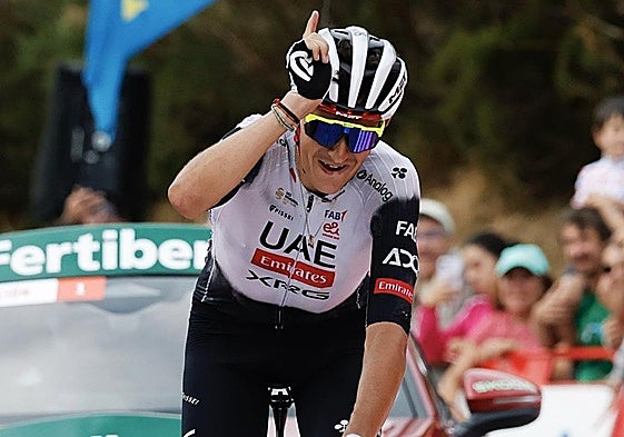 El viento no deja despegarse a Almeida y Vingegaard