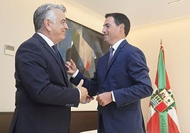 Javier de Andrés e Imanol Pradales charlan antes de la reunión.