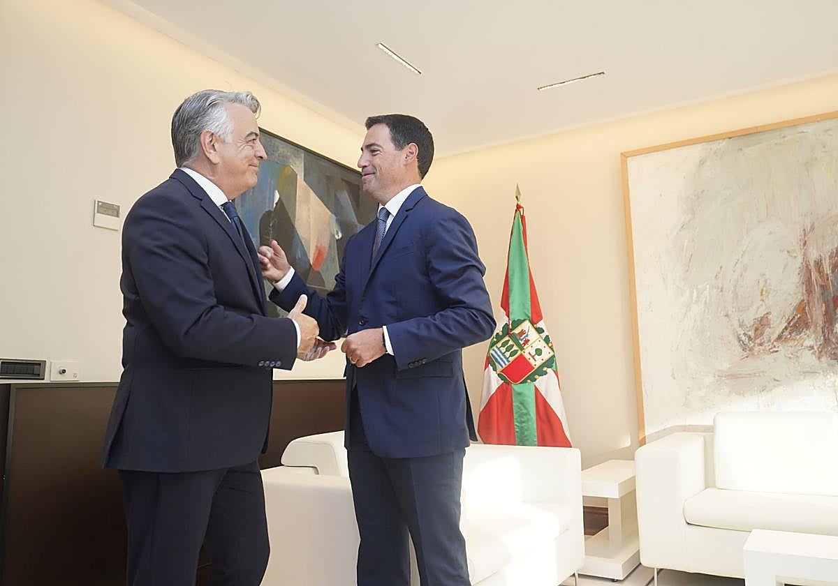 Javier de Andrés e Imanol Pradales charlan antes de la reunión.