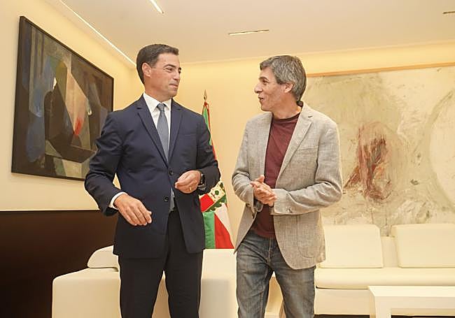 El lehendakari, con el parlamentario de Sumar, Jon Hernández.