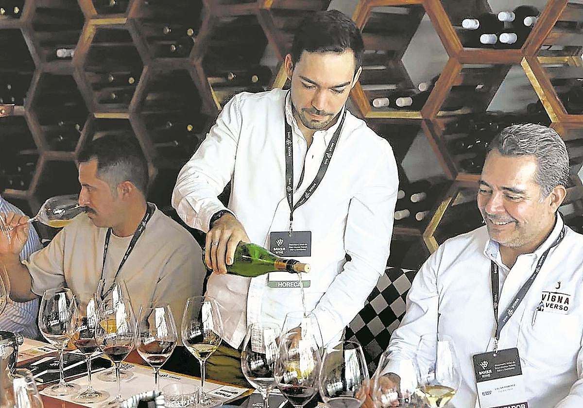 Bodegueros e importadores mexicanos, durante una cata celebnada esta semana en Guadalajara.